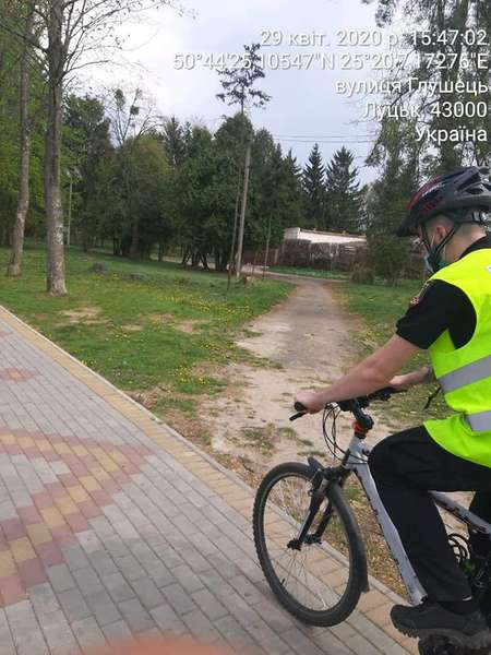 Муніципали сіли на велосипеди, щоб у парках Луцька пильнувати порушників (ФОТО)