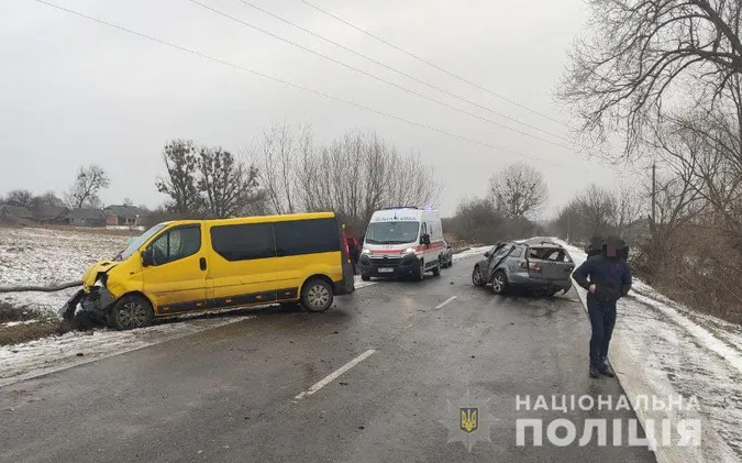 На Волині бус протаранив легковик – є постраждалі (фото, відео)