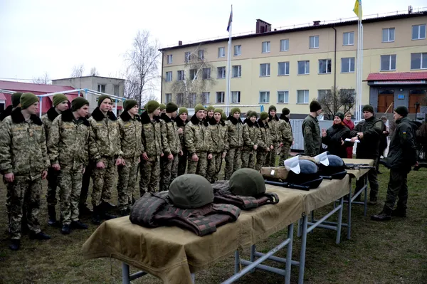 Дубинки, АК та шоломи: луцькі ліцеїсти відвідали військову частину Нацгвардії (фото)