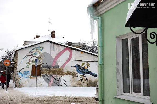 Дивіться вгору: у Луцьку бурулькова загроза (ФОТО)