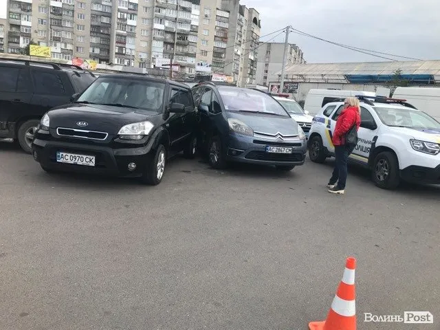 На Луцькому автовокзалі – ДТП із сімома автомобілями (фото, відео)