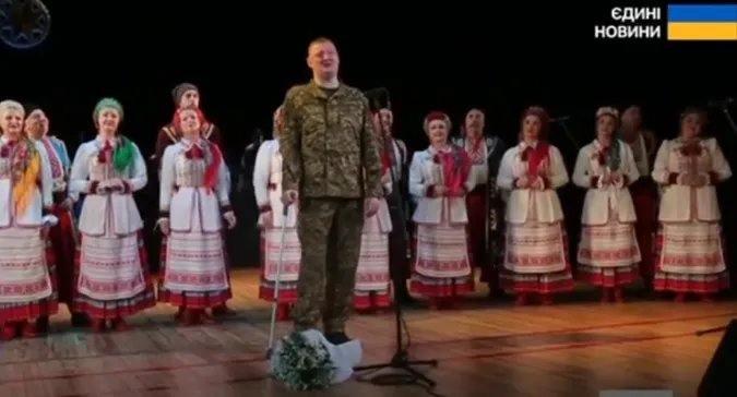 З окопів – на сцену: соліст Волинського народного хору після поранення і реабілітації знову заспівав (відео)