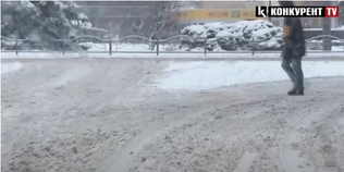 На дорогах – суцільна «каша»: Луцьк виявився не готовим до зими (відео)