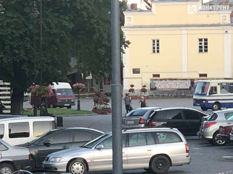 Терорист у Луцьку відпустив трьох заручників (відео)