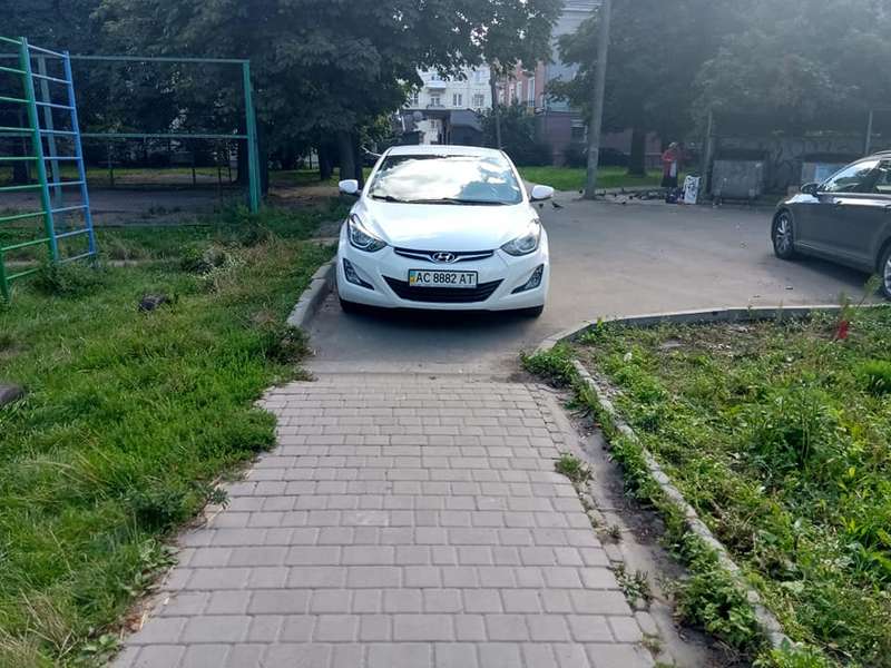 У Луцьку припарковане авто перегородило пішохідну доріжку (фото)