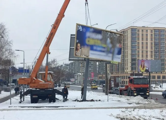 У Луцьку демонтовують білборди: показали, як це відбувається (відео)