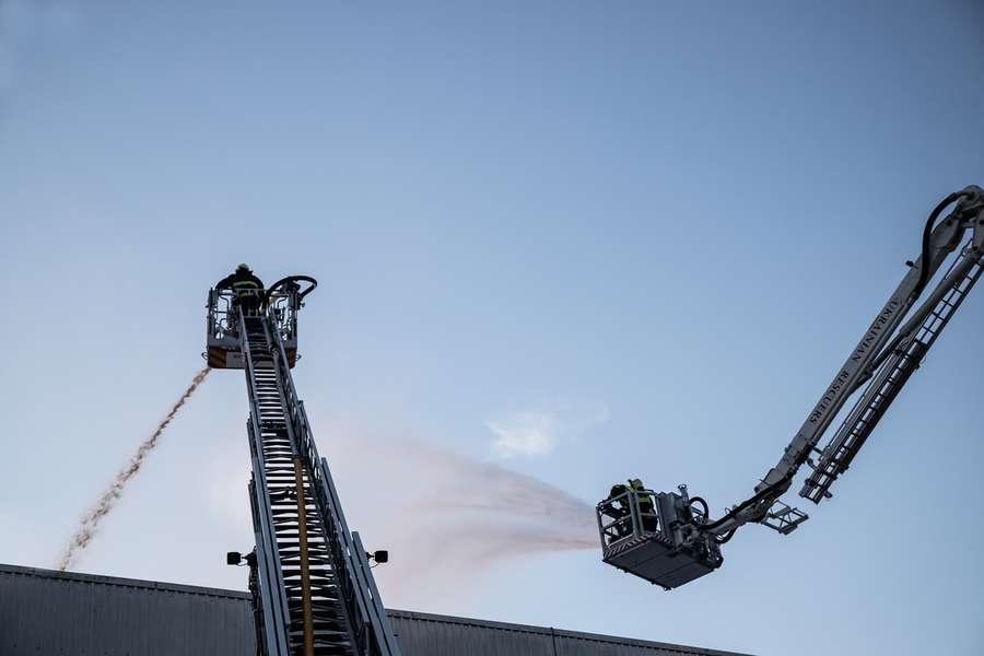 Пожежні машини і «швидка»: що сталося в «Новій Лінії» у Луцьку (фото)