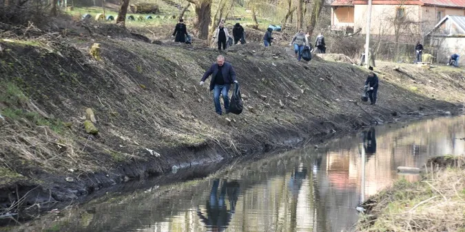 У Луцьку почистили берег Сапалаївки та висадили там клени (фото)