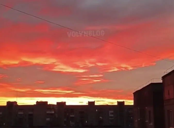 Казковий світанок в осінньому Луцьку (фото)