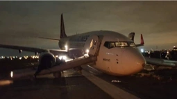 Відірвалося шасі: в Одесі літак здійснив жорстку посадку (відео, фото)