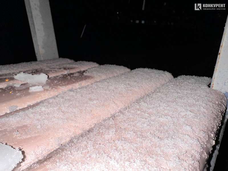 Повний jingle bells: у Луцьку випав перший сніг (фото)
