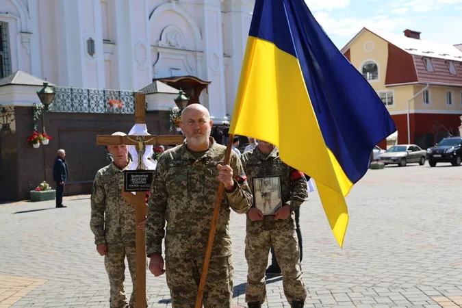 Луцьк навколішки попрощався з воїном Анатолієм Гончаревичем