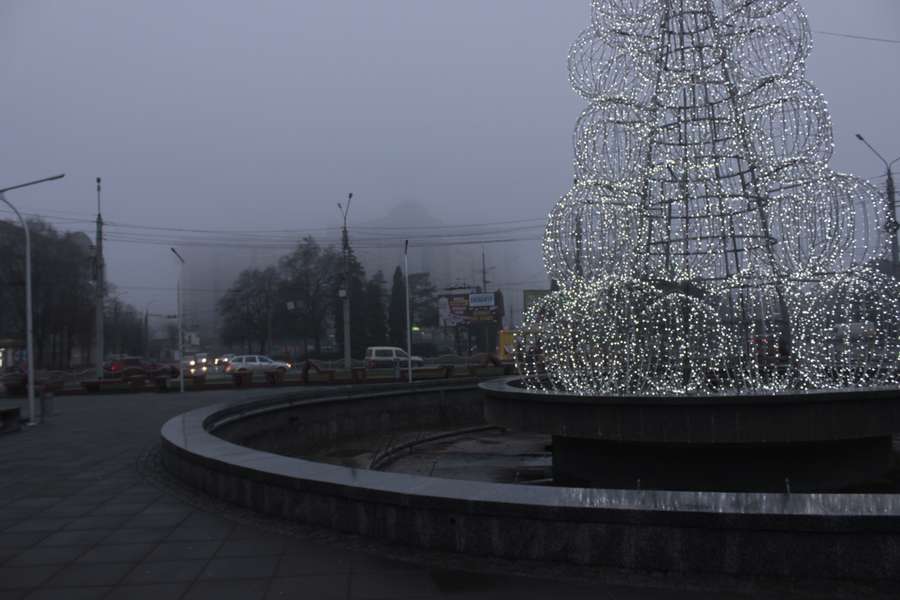 Напередодні Нового року Луцьк огорнув туман (фото)