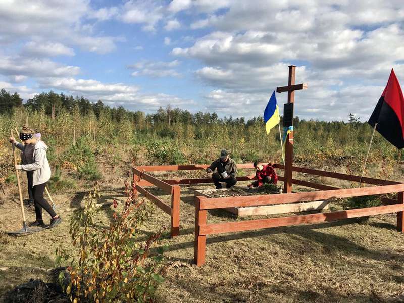 Волинські лісівники з дітьми впорядкували місце поховання 12 Героїв УПА (фото)