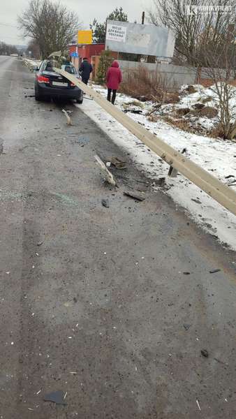 ДТП у Липинах: відбійник наскрізь проштрикнув авто (фото, відео)