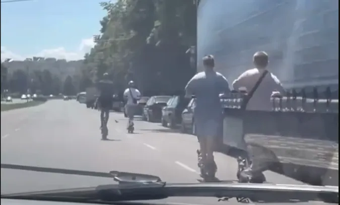 У Луцьку діти влаштували перегони на самокатах посеред дороги (відео)