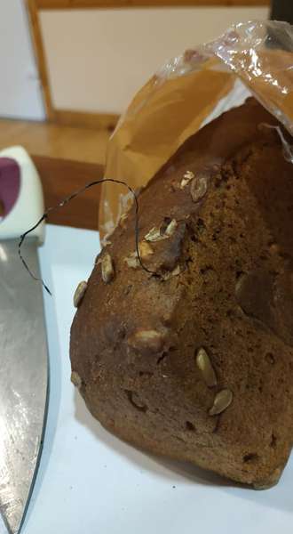 Лучанці обміняли запліснявілий хліб з «Теремно» на буханку з дротом (фото)