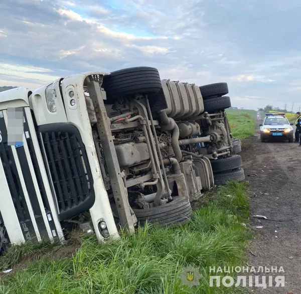 На трасі «Устилуг-Луцьк-Рівне» перекинулася вантажівка (фото)