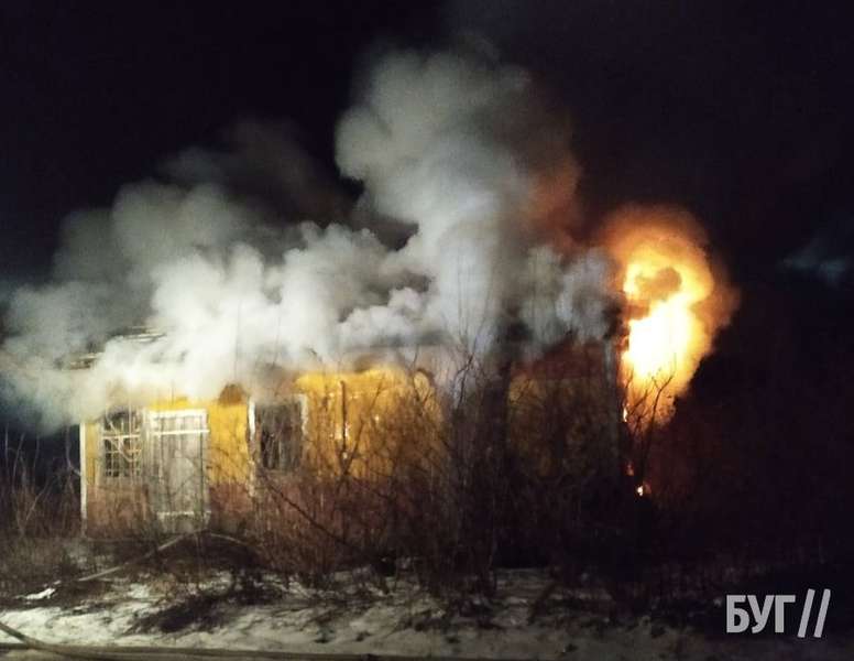 На Волині чоловіки витягнули з охопленого вогнем будинку пенсіонера (фото)