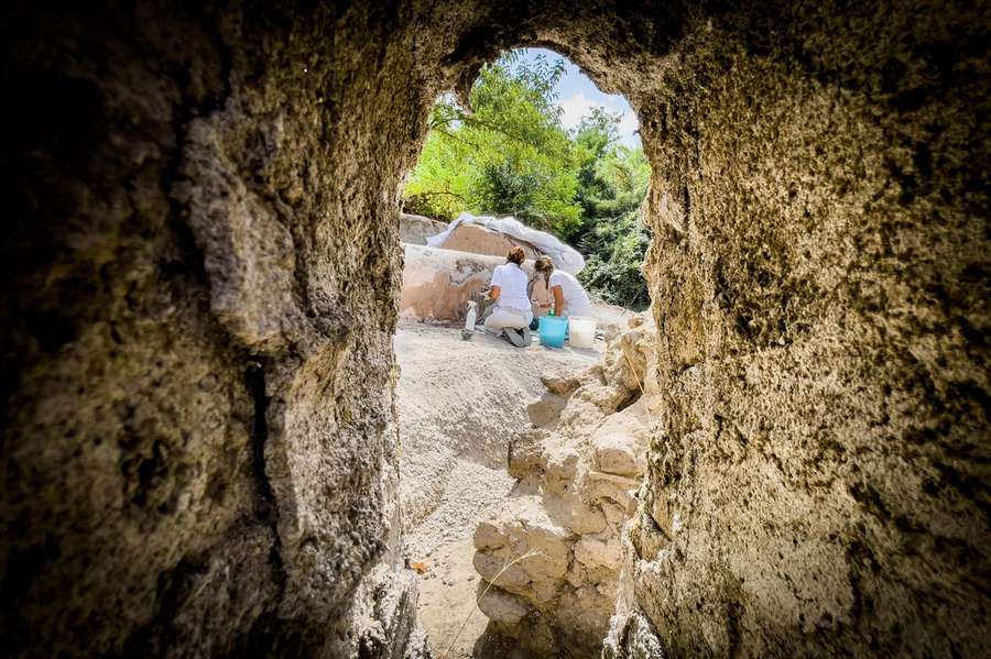 Археологи знайшли унікальну гробницю з напівмуміфікованим тілом у Помпеях (фото)