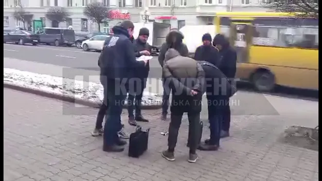 У центрі Луцька «беруть» хабарника (наживо, оновлюється)