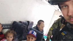 Евакуаційне авто з дітьми потрапило під обстріл росіян (відео)