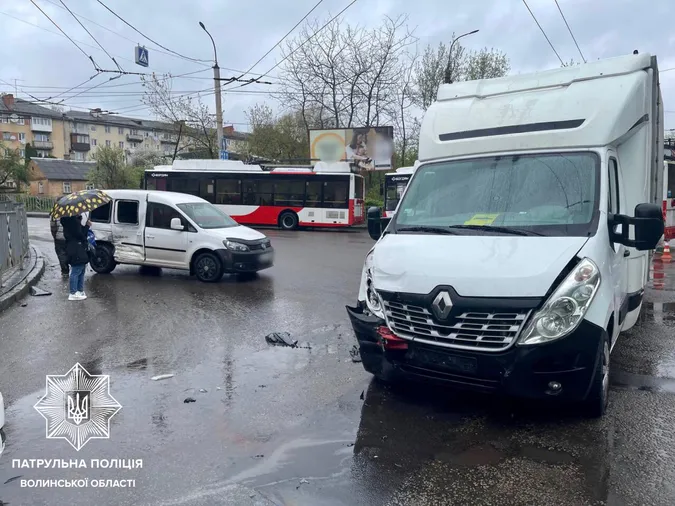 Аварія на Глушець у Луцьку: легковик не пропустив вантажівку