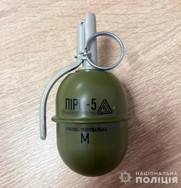 На Житомирщині підліткам продавали петарди у формі гранат (фото)