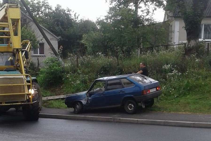 ДТП в Горохові: автомобіль  врізався в електроопору