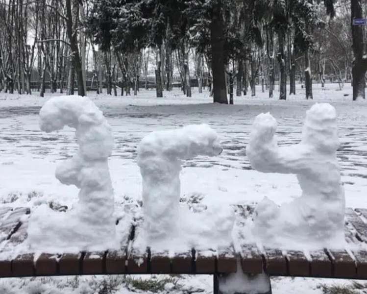 Українці ліплять у дворах сніговиків-патріотів