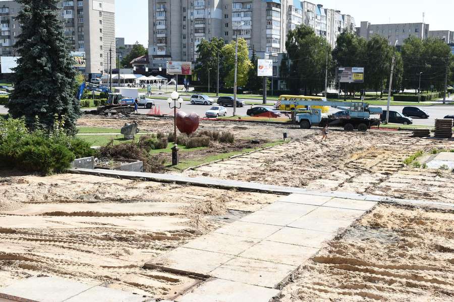 Демонтаж майже завершили: що коїться у Луцьку на площі біля РАЦСу (фото)