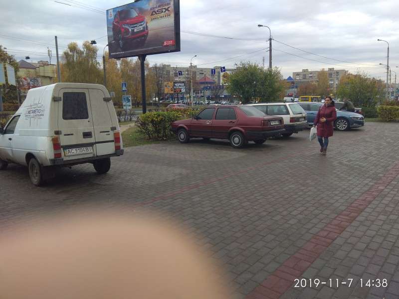 Лучани скаржаться на водіїв, що паркуються біля «Троянди» (фото)