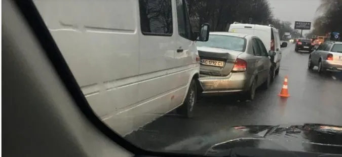 У Луцьку бус зіткнувся з двома легковиками (фото)