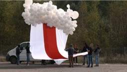 На Волині біля кордону запустили у небо заборонений у Білорусі історичний прапор (фото)