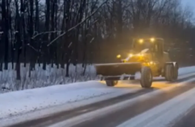 Волинь замело – дороги чистять вдень і вночі (відео)