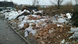 Лучанин "пішов у підпілля", аби не прибирати будівельне сміття (фото)