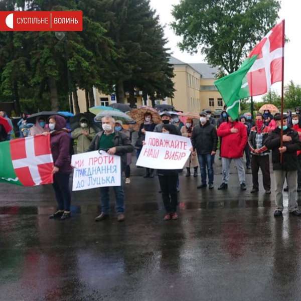 Жителі Княгининівської ОТГ перекрили дорогу – не хочуть до Луцька (фото)
