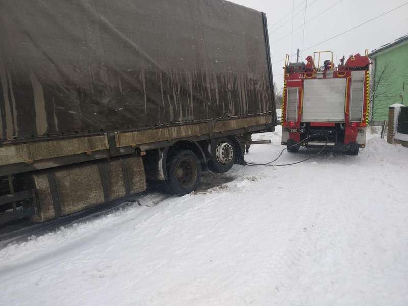 За добу із снігових заметів на Волині звільнили три автобуси й дві вантажівки (фото)