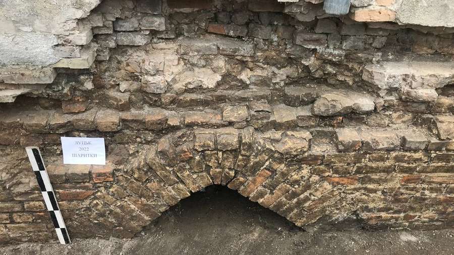 У Луцьку знайшли вхід до трьох підземних кімнат монастиря шариток (фото)
