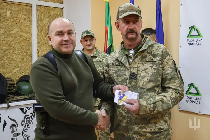 Воїнів «волинської сотки» нагородили медалями за оборону Торецька (фото)