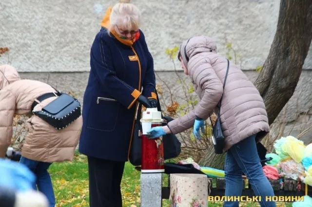 На проспекті Волі у Луцьку садили алею троянд (фото)