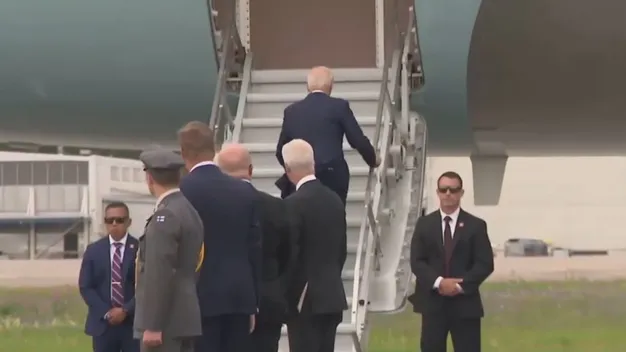 Президент Байден знову спіткнувся, піднімаючись сходами на борт літака (відео)