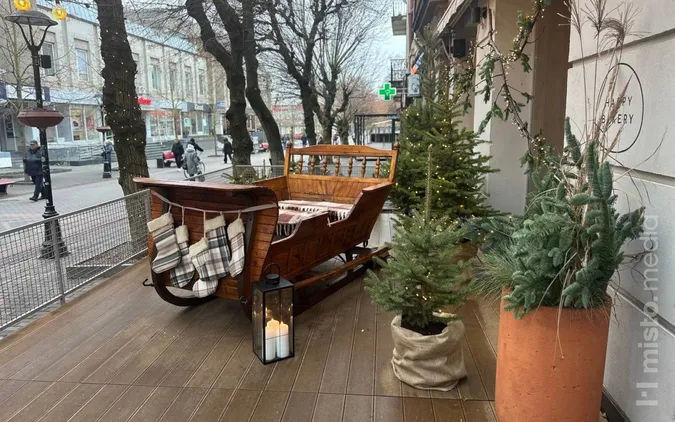 У центрі Луцька оновили фотозону, яку безпритульні тварини вважають своїм домом