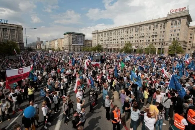 У Польщі десятки тисяч людей протестують проти обмеження демократії