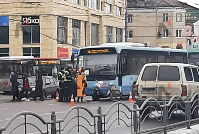 У самісінькому центрі Луцька автобус «зачепив» велосипедиста (фото)