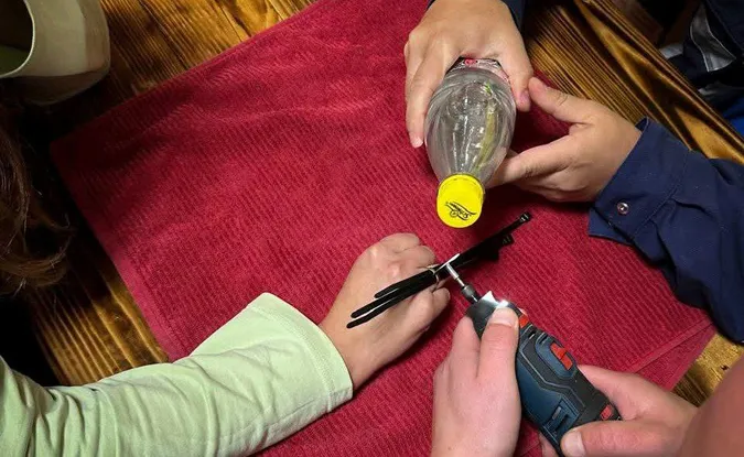 У Луцьку дівчині розрізали каблучку, щоб врятувати палець