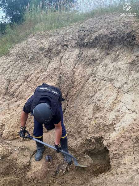 Піротехніки знищили снаряди, знайдені волинянами (фото)