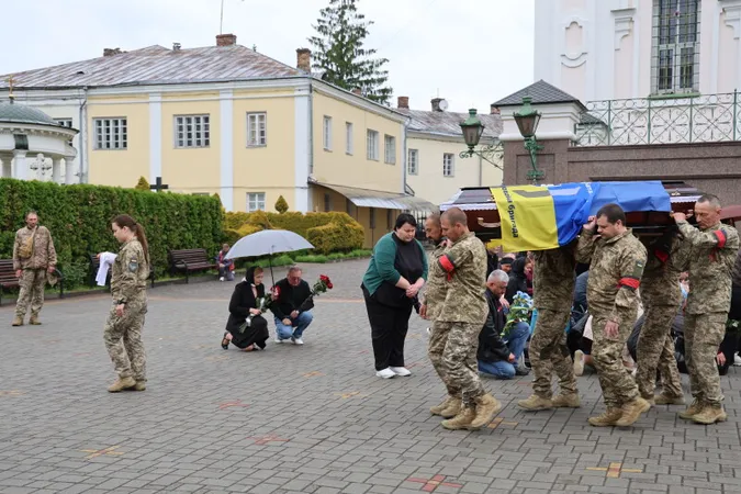 У Луцьку в останню дорогу провели Героя Валерія Васейчука (фото)