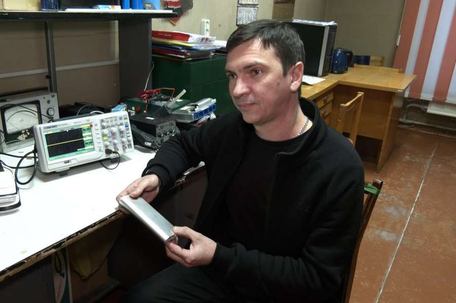 Керівник гуртка радіоелектронного конструювання Микола Соловенюк