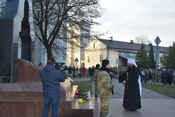 Пам'ятаємо: Луцьк вшанував жертв Голодоморів (фото)